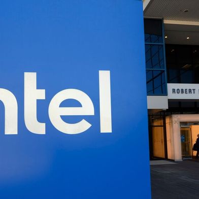 Wegen hoher Speicherpreise weniger weniger Computer gekauft; das hat die Geschäftsprognose des Konzerns verhagelt und zu einem Absturz der Intel-Aktie geführt. (Bild: Intel Corporation)