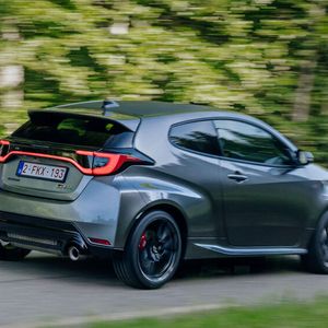 Knackiger Heckspoiler, durchgehende Lichtleiste: Auch das Heck des GR Yaris macht Eindruck.(Bild:  Jayson Fong)