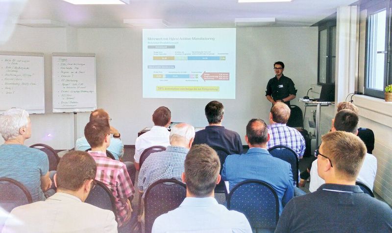 «Additive Manufacturing beginnt im Kopf», Pascal Jenni, Leiter Additive Manufacturing bei Pi2 Process, im Vortrag über die Möglichkeiten der additiven Fertigung. (Pi2 Process)