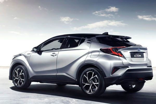 Blickfang von achtern gesehen sind die aufgesetzten Rückleuchten, die die Heckklappe begrenzen. (Toyota)