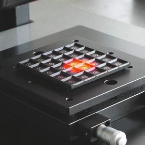 Hochpräzise und effektiv: Mit nur einem Klick wird die Prüfung für alle Teile eines Trays in Gang gesetzt. 