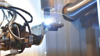 Additive Produktion mit robotergestütztem Auftragschweißen  (Bild: Fraunhofer IAPT)