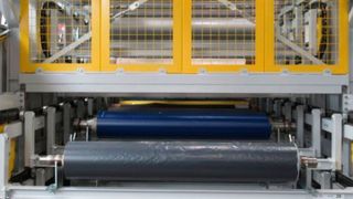 Renolit suchte ein modernes, dynamisches Lager mit 125 Plätzen für schwere Prägewalzen. Das Unternehmen fand den Walzenpaternoster von Schmidt Auma. (Schmidt Auma)