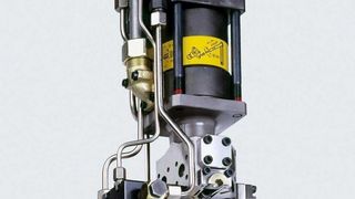 LFI-Mischkopf, mit dem  ein Gemisch aus Polyurethan und Glasfasern auf die tiefgezogene, genarbte Dekorfolie gesprüht werden kann. (Archiv: Vogel Business Media)