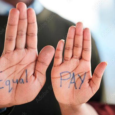 Die Lohntransparenz-Richtlinie fordert eine geschlechtsunabhängige gleiche Bezahlung. Bei Abweichungen ab fünf Prozent müssen Unternehmen ab 2026 angleichen. (Bild: C D/peopleimages.com - adobe.stock.com)