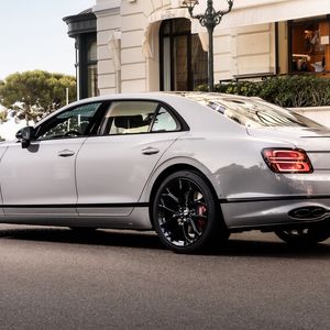 Die schwarzen Zierelemente der Flying Spur S-Modelle sorgen für einen sportlich-dezenten Hinweis.(Bild:  Autoren-Union Mobilität / Bentley)