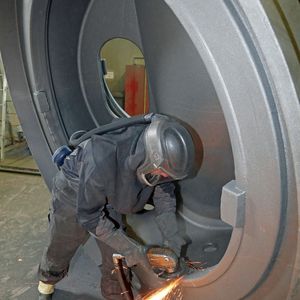 Mit Turboschleifern von Atlas Copco säubert ein Enercon-Mitarbeiter ein großes Gussteil.