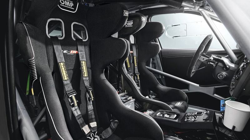 ... Sechs-Punkt-Sicherheitsgurte und spezielle Rennsitze. (Bild: Skoda)