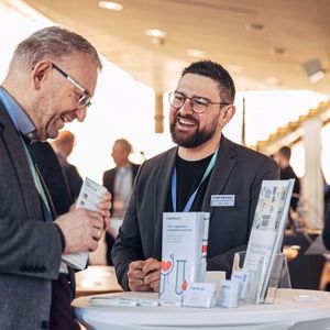 Beratungsunternehmen, Labore, Prüfgesellschaften, Benannte Stellen oder Anbieter digitaler Lösungen: Mehr als 30 Aussteller zeigten bei der Regularia, welche Unterstützung sie den Medizintechnik-Unternehmen geben können.(Bild:  MedicalMountains GmbH/Eric Wetzel)