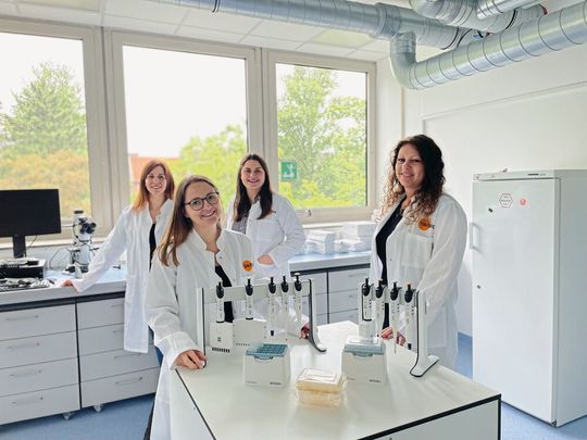 2 Ein Teil des DNTOX-Teams im neu eingerichteten Labor in Düsseldorf.(Bild:  DNTOX)