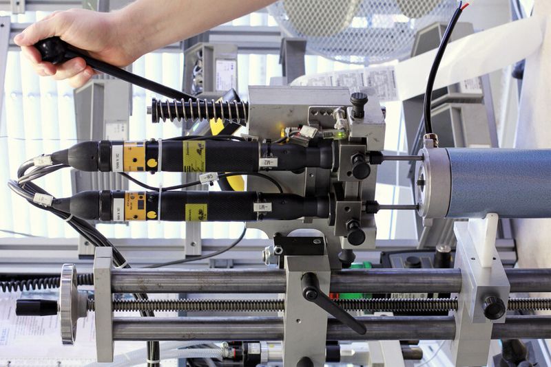Bild 1 (links): Der Werker braucht den Zweifachschrauber nur noch aufzusetzen und den Hebel zu betätigen. Alle Schraubdaten werden dokumentiert. (Bild: Atlas Copco Tools)
