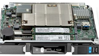 Das „Moonshot 1500“- Chassis ist ein Kraftpaket: Das 4,3 Units-Design ist für die Aufnahme von System on a Chip (SoC)-Technik gedacht, und stellt Management, Networking, Storage, Power und Switching als shared ressources zur Verfügung. Von den abgebildeten Cartridges kann das System bis zu 45 aufnehmen.  (HPE)