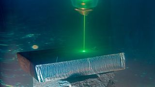 Laserschneiden unter Wasser? Das geht! Und zwar mit einem besonders kurzwelligen grünen Laser. Er soll später im Meer Metallstrukturen zerteilen. Das Fraunhofer IWS hat daran geforscht und ein Lasersystem entwickelt, das bereits im Labor funktioniert. Hier mehr dazu... (Bild: Fraunhofer IWS)