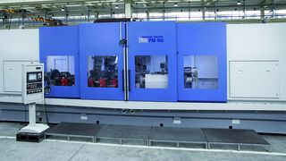 Bild 1: Die Schleifmaschine PM 460 bearbeitet Kurbelwellen mit einem Gewicht bis zu 6 t und einer Länge von 6000 mm. (Archiv: Vogel Business Media)