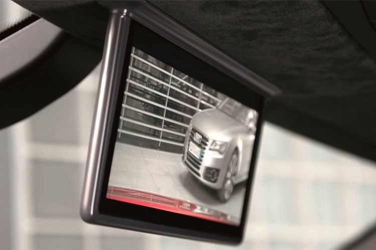 Die rückwärtige Sicht stellt dann ein Monitor dar, der statt eines herkömmlichen Innenspiegels montiert ist. (Audi)