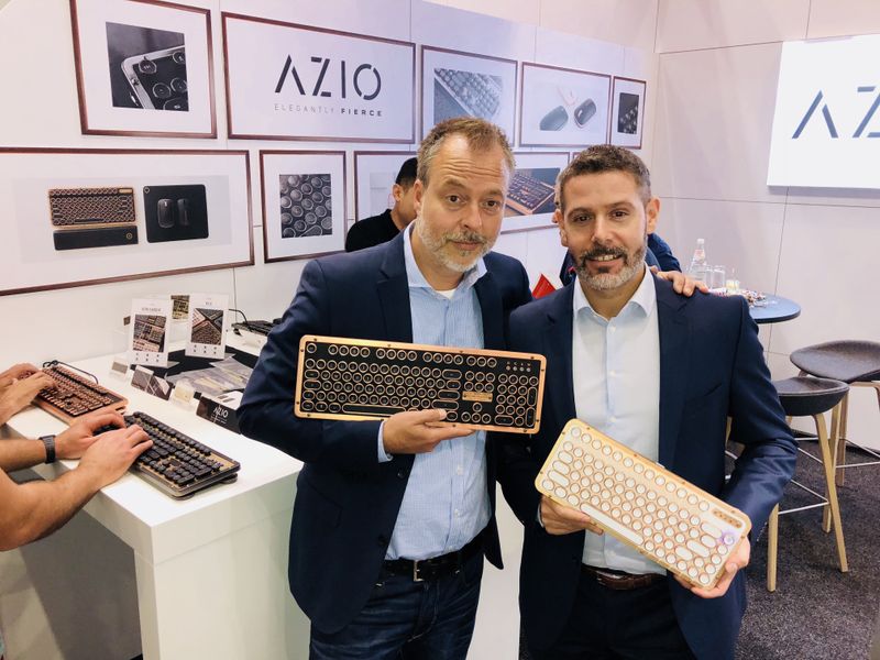 (l.) Joe Weiss, Azio, und Reto Ambiel, Littlebit, stehen auf edle Retro-Schreibmaschinen-Tastaturen von Azio. (Bild: IT-BUSINESS)