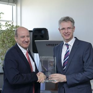 Vorstandsmitglied und Arbeitsdirektor Rainier van Roessel (re.) überreicht den Pokal zum Ideenwettbewerb 2012 an Jorge Alberto Nogueira, Leiter der Business Unit Functional Chemicals (BU FCC), der diesen stellvertretend für sein gesamtes Team entgegennahm.