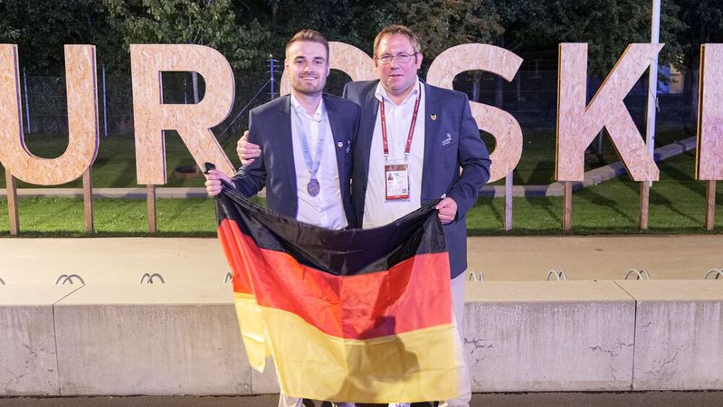 Der frisch gekürte Vizeeuropameister Johannes Renner mit seinem Trainer Jörg Stotz.(Bild:  Schmidt - VCG)