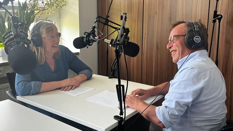 Sanktionsumgehungen sind ein heikles Thema. Trotzdem gab es viel zu lachen bei der Podcastaufnahme: Silvia Lulei hatte RA Andreas Glotz als Experten zu Gast.(Bild:  VCG - Simon)