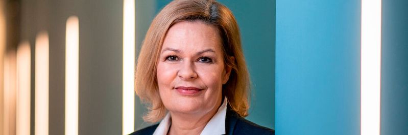 Im Innenministerium (Bild: Bundesinnenministerin Nancy Faeser) gehe man den Sachverhalten nach und prüfe diese genau, so ein Sprecher Im Innenministerium (Bild: Bundesinnenministerin Nancy Faeser) gehe man den Sachverhalten nach und prüfe diese genau, so ein Sprecher