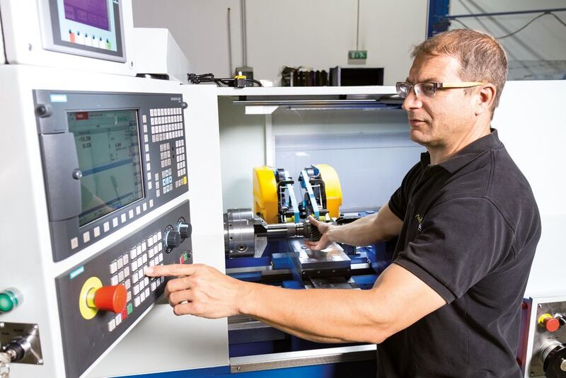 Einrichtungsarbeiten an der Siemens-828D-Steuerung der CNC-Drehmaschine mit integriertem Bandfinisher. (Knuth)