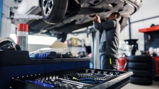 Der Gebrauchtwagenkäufer geht davon aus, dass scheckheftgepflegte Autos immer in der Vertragswerkstatt gewartet wurden. (Bild: © dusanpetkovic1 - adobe.stock.com)