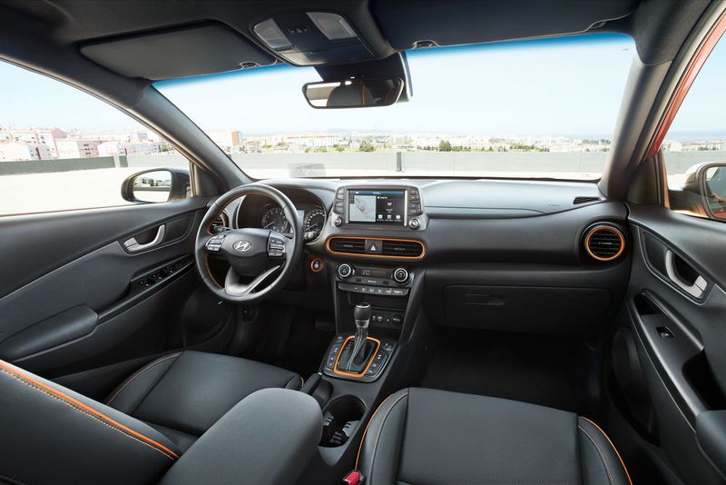 Neben der Basisfarbe Schwarz kann das Interieur  mit drei optionalen Farben – Orange, Limone oder Rot – individualisiert werden (Hyundai)
