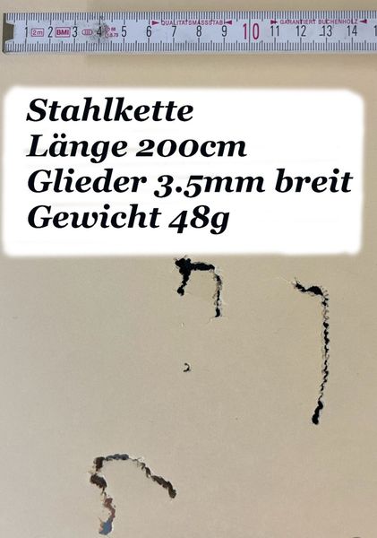Abb. 2b: Wesentlich dünnere, aber längere Stahlkette mit unverschweißten Gliedern zerreißt beim Schuss durch Verklankung wohl infolge der LÄNGE. Diverse Einschläge der Fragmente! (Bild: Mattheck)
