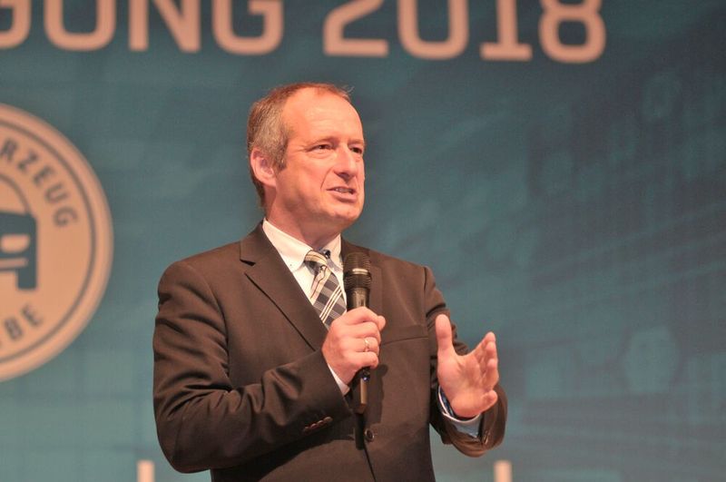 Oliver Wittke über die Zukunft von Otto- und Dieselmotoren: „Wir können nicht von heute auf morgen den Schalter umlegen und komplett auf E-Mobilität umstellen. Wir werden den Verbrennungsmotor noch viele Jahre haben. Nur so stellen wir die Mobilität der Zukunft sicher.“  (Bild: Zietz/»kfz-betrieb«)