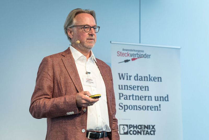 16. Anwenderkongress Steckverbinder: Der Tag 2 auf dem Steckverbinderkongress 2022 hatte den Themenschwerpunkt auf Oberflächen und Werkstoffen. Das umfasste die Konfektion Schwerer Steckverbinder für den Schaltschrankbau ebenso wie Hochstromkontakte für die E-Mobilität und funktionalisierte Oberflächen im Einsatz auf der ISS im Weltraum. (Bild: Elektronikpraxis)