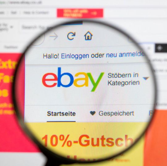 (Bild:  Ebay-Logo am PC-Monitor, durch eine Lupe fotografiert /Marco Verch / CC BY 2.0)