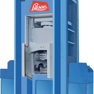 Die hydraulische Schmiedepresse verfügt über zwei horizontale Achsen und eine vertikale.