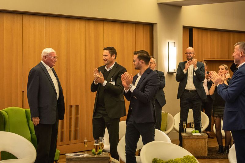 … den Namen des diesjährigen Preisträgers verkündete und darauf Standing Ovations der Gäste folgten. (Stefan Bausewein)