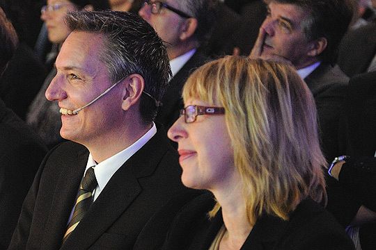 Die gute Laune griff auch auf die Chef-Redaktion von »kfz-betrieb« (Wolfgang Michel) und »Gebrauchtwagen Praxis« (Silvia Lulei) über. (Archiv: Vogel Business Media)