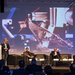 Was der Serienautomobilbau vom Fahrradsport, der Luft- und Raumfahrt sowie der Papierindustrie lernen kann, veranschaulichte die Session „Leichtbau als Innovationstreiber“.