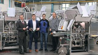 Richard Habering, Geschäftsbereichsleiter Smart Plastics von Igus, sowie Maik Lipsmeier, technischer Verkaufsberater E-Kettensysteme, haben gemeinsam mit Dipl.-Ing. Oliver Tausch, Leiter Elektrotechnik bei GHD Hartmann, und Marco Fernhomberg von der Abteilung Elektrotechnik (GHD) eine zuverlässige Lösung für die Brotverpackungsmaschine gefunden (von links).  (Igus)