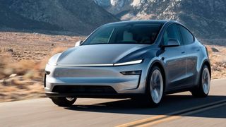 Den Tesla Model Y gibt es in Deutschland künftig in einer schlechter ausgestatteten „Standard“-Version. (Bild: Tesla)