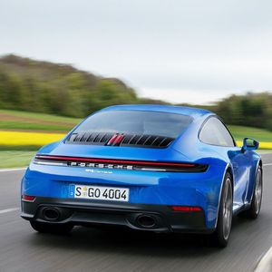 Auch der 911 Carrera hat eine in Details modifizierte Optik.(Bild:  Porsche)