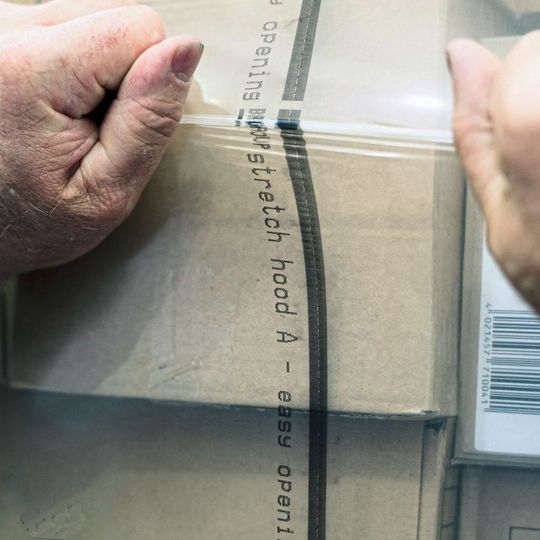 Bei der Easy-Opening-Haube ist die Folie entlang einer mittig verlaufenden Aufreißlinie gezielt geschwächt. (Bild:  Beumer)