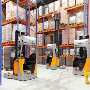 Mit drei selbstfahrenden FM-X14 organisiert und optimiert Still die gesamten Abläufe und Prozesse im neuen Verpackungslager.