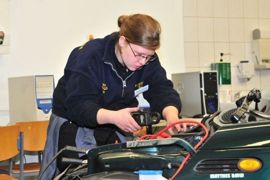 Rebekka Dörfling aus Thüringen bei der Suche nach dem Fehler im Motor des Mini Diesel. (Archiv: Vogel Business Media)