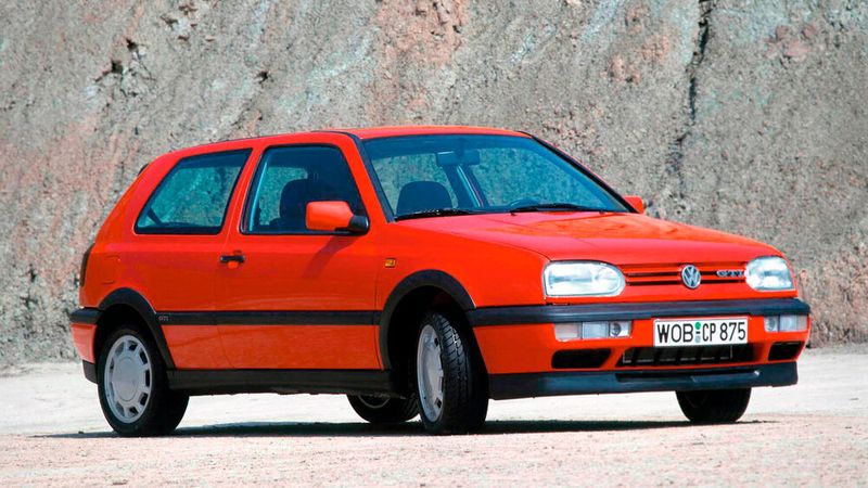 Im November 1991 wurde der Golf 3 vorgestellt und mit ihm die dritte GTI-Generation. Dessen 2-l-Motor leistete maximal 85 kW (116 PS), ab 1993 gab es auch einen 16-Ventiler mit 110 kW (150 PS). Von 1996 bis 1997 war das Sondermodell 20 Jahre GTI erhältlich, für das auch ein 81 kW (110 PS) starker Turbodieselmotor mit Direkteinspritzung (TDI) angeboten wurde. Mit ihm feierte VW den 20. Geburtstag des ersten Golf GTI von 1976. Als Erinnerung an das Urmodell hatte das Jubiläumsmodell karierte Sitzbezüge; viele Interieurteile dieses Modells wurden in Rot gehalten, darunter beispielsweise die Sicherheitsgurte.  (Bild: Volkswagen AG)