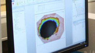 Analyse eines Bauteils, das vor dem Sintern bearbeitet wurde. Die unterschiedliche Färbung am Rand des Bohrlochs zeigt Qualitätsmängel. (Bild: TH Mittelhessen)