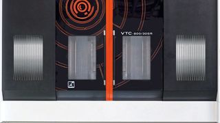 Yamazaki Mazaks VTC-800/30SR mit Smooth-X-CNC ist ein vielseitig einsetzbares, vertikales Bearbeitungszentrum mit Fahrständer für uneingeschränkte Konturbearbeitung in 5 Achsen. (Mazak)