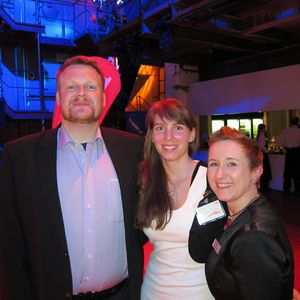 Der Moderator des Abends, Frank Castrop, mit seinen lieben Kolleginnen Vanessa Christen und Alexandra Zymla (r.), OKI   (Bild: IT-BUSINESS)