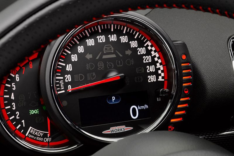 In der Fahrgastzelle finden sich überall LED-Elemente, die verschiedene Botschaften in farbenfroher Weise übermitteln wollen. (Mini)
