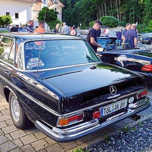 Die Meister-Classic 2021 der Kfz-Innung Oberbayern: mit dabei ein Mercedes 300 SEL, Baujahr 1969.(Bild:  Zietz/»kfz-betrieb«)