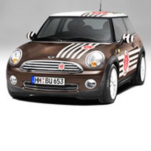 Mini im FC St. Pauli-Design: Die Sonderedition „Hot Chocolate“ in den Vereinsfarben braun und weiß, mit aufgeklebtem Vereinslogo und Totenkopf auf der Seite.