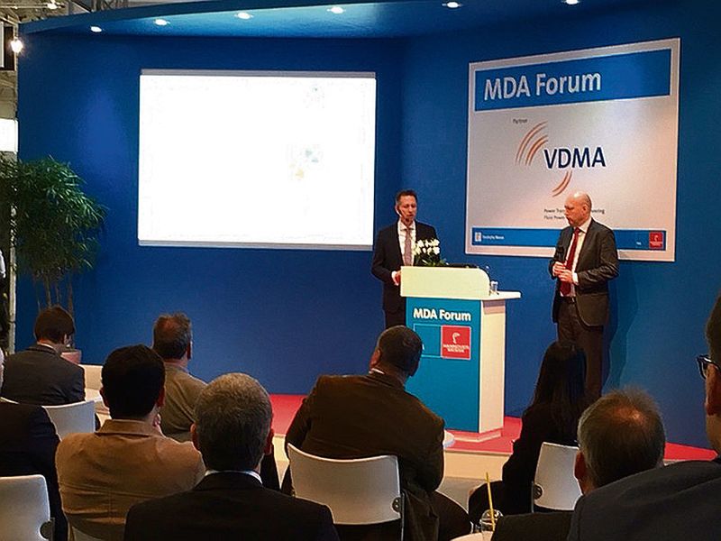 Dr. Ralph Lässig (r.) und Sebastian Feldmann stellten die vom VDMA und von der Deutschen Messe initiierte Studie „Predictive Maintenance“ vor. (Synek/VDMA)