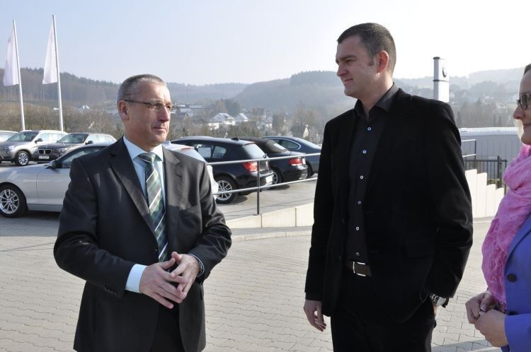 Geschäftsführer Norbert Amelung (li.) zeigt Christian Ach (Mini Deutschland) das Betriebsgelände. (Foto: Richter)